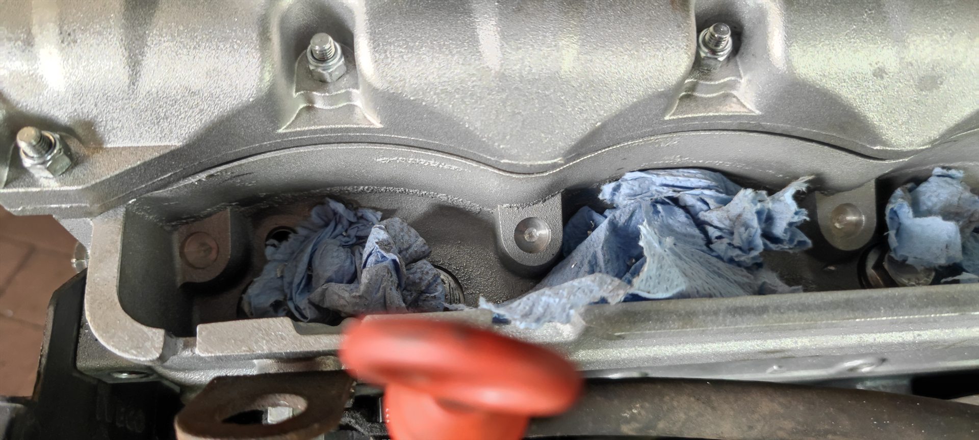 Maßgefertigte Aufnahmen der Einspritzdüsen-Halter am Fiat-Ducato-Zylinderkopf