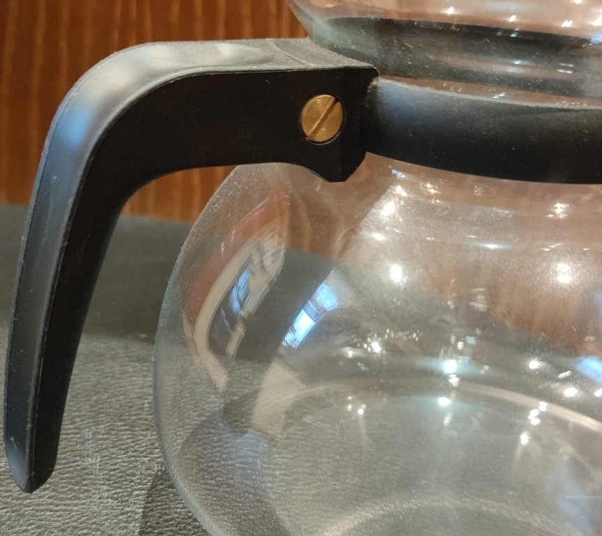 Nachgefertigte Messingschraube am Griff einer Industrie-Kaffeekanne