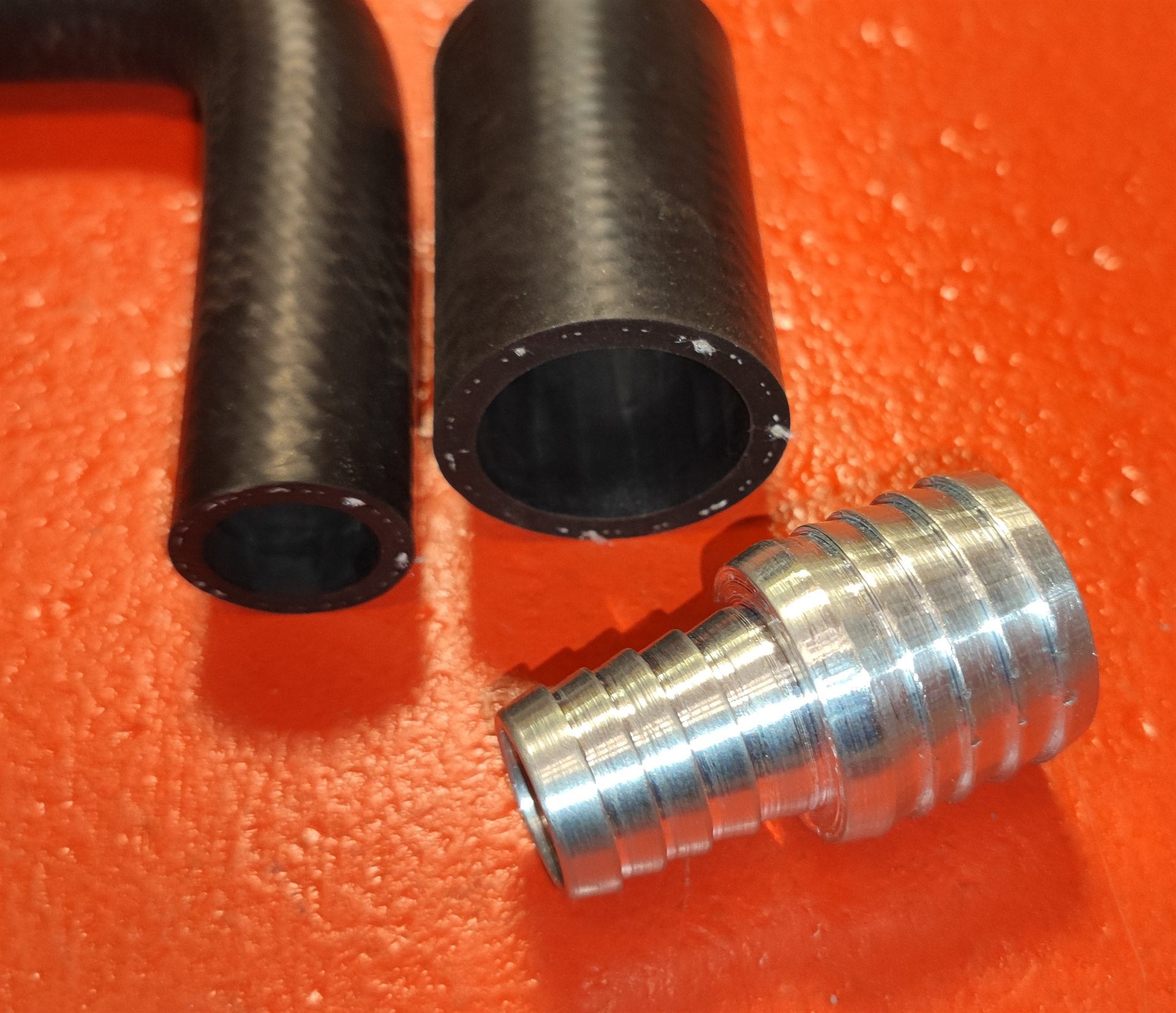 Kühlmittelschläuche und individuell gefertigter Aluminium-Schlauchadapter